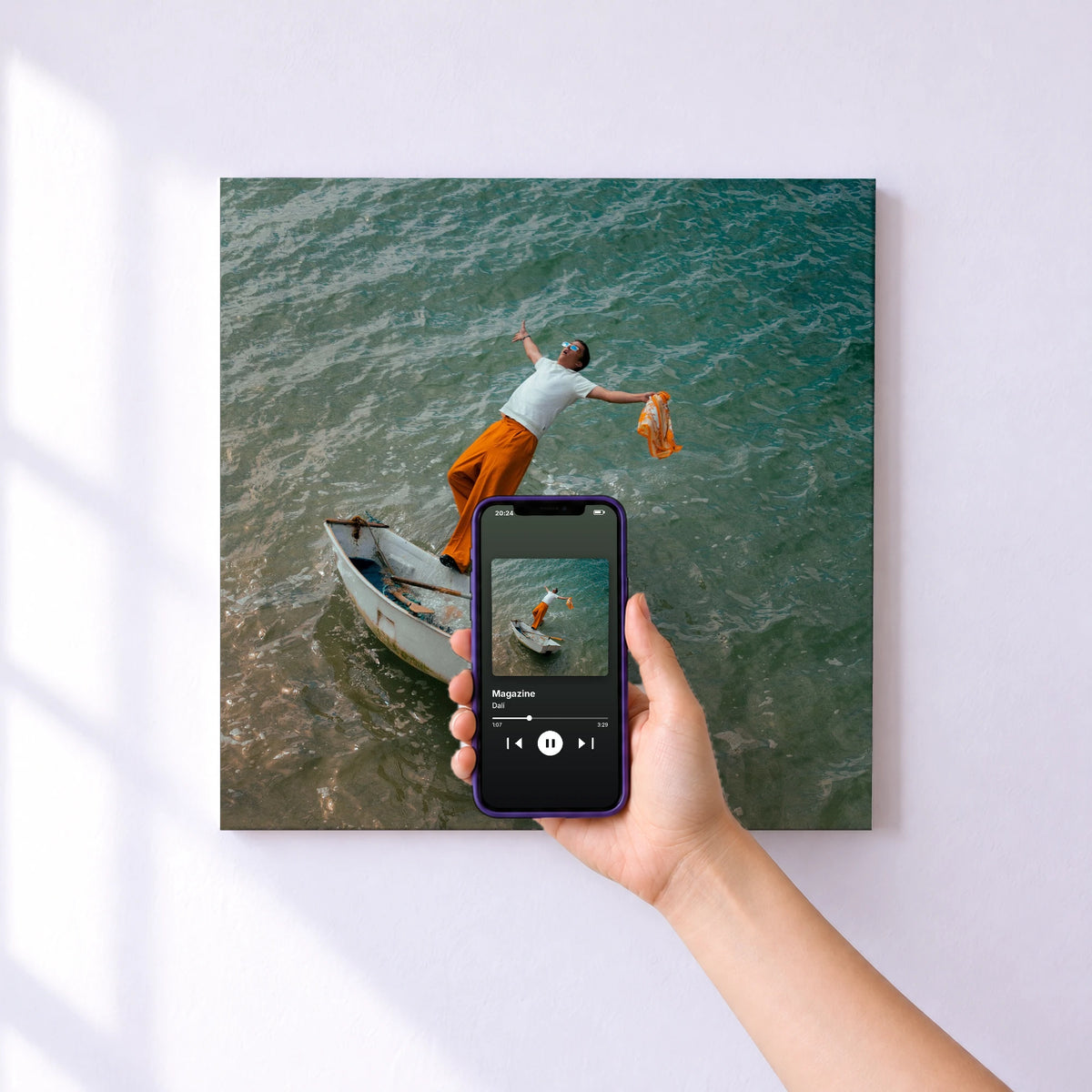 Affiche connectée Magazine de Dalí au mur : l'album se lance en approchant le téléphone
