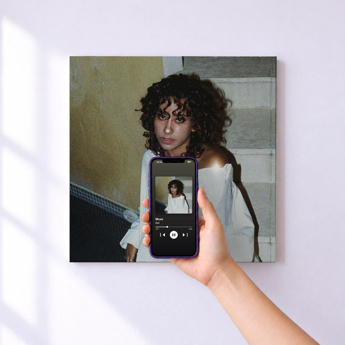 Affiche connectée Muse de Dalí au mur : l'album se lance en approchant le téléphone