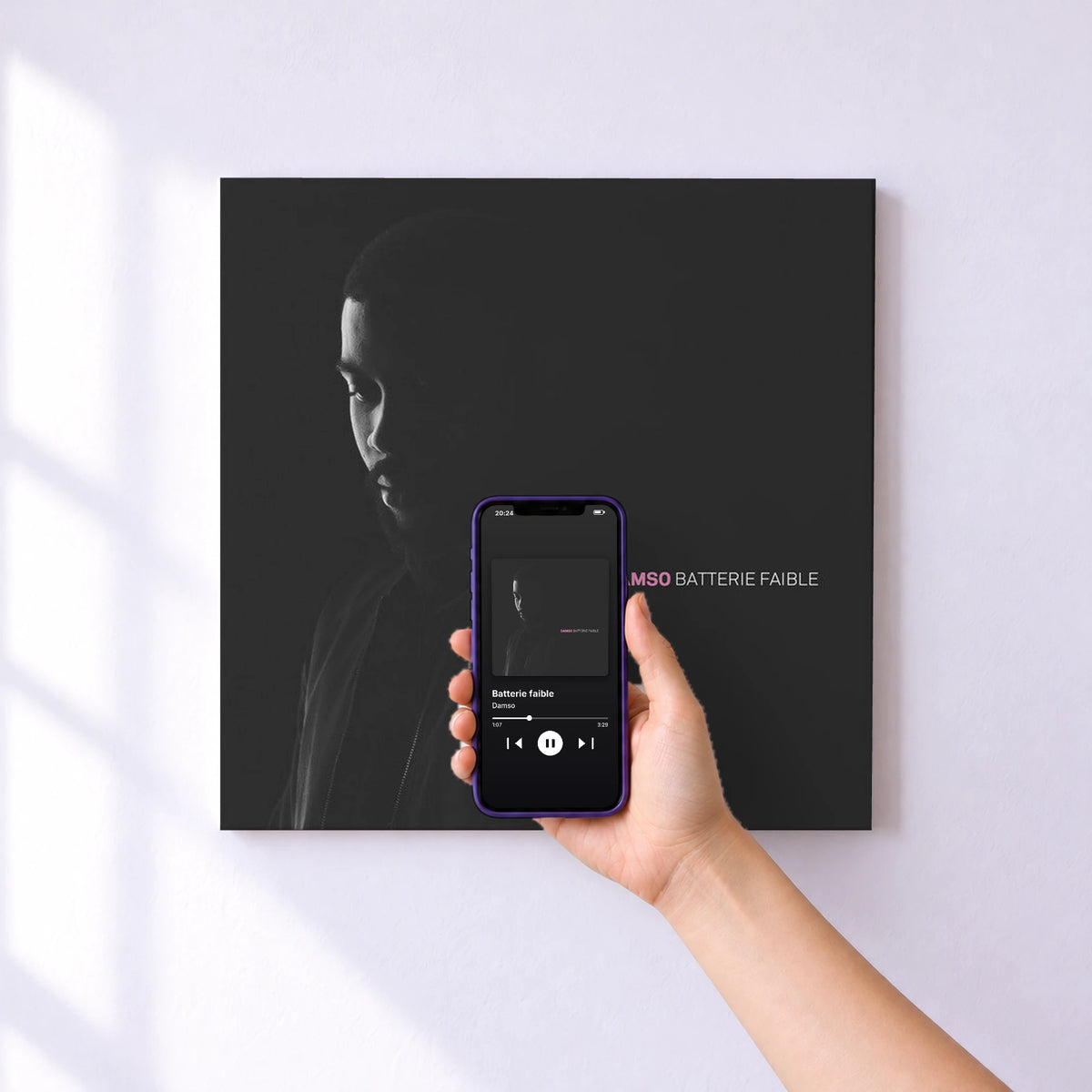 Affiche connectée Batterie faible de Damso au mur : l'album se lance en approchant le téléphone
