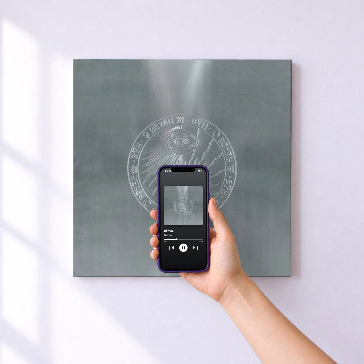 Affiche connectée BĒYĀH de Damso au mur : l'album se lance en approchant le téléphone