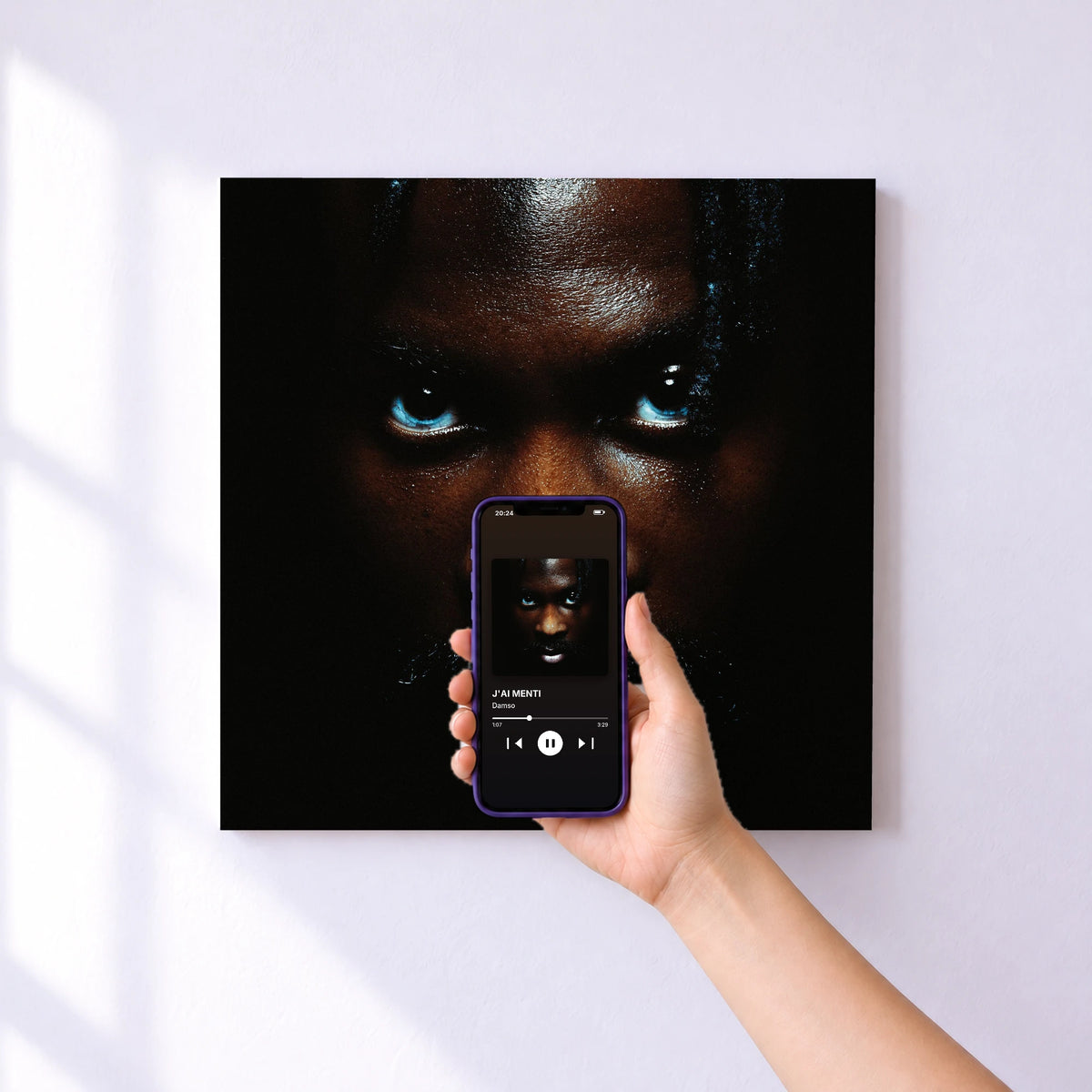 Affiche connectée J'AI MENTI de Damso au mur : l'album se lance en approchant le téléphone