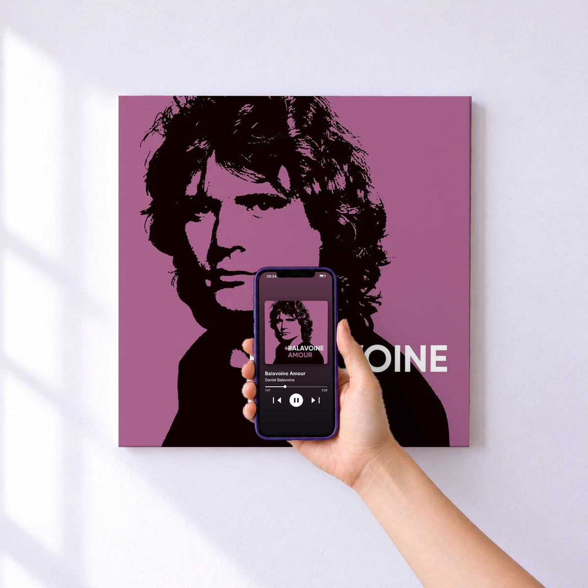 Affiche connectée Balavoine Amour de Daniel Balavoine au mur : l'album se lance en approchant le téléphone