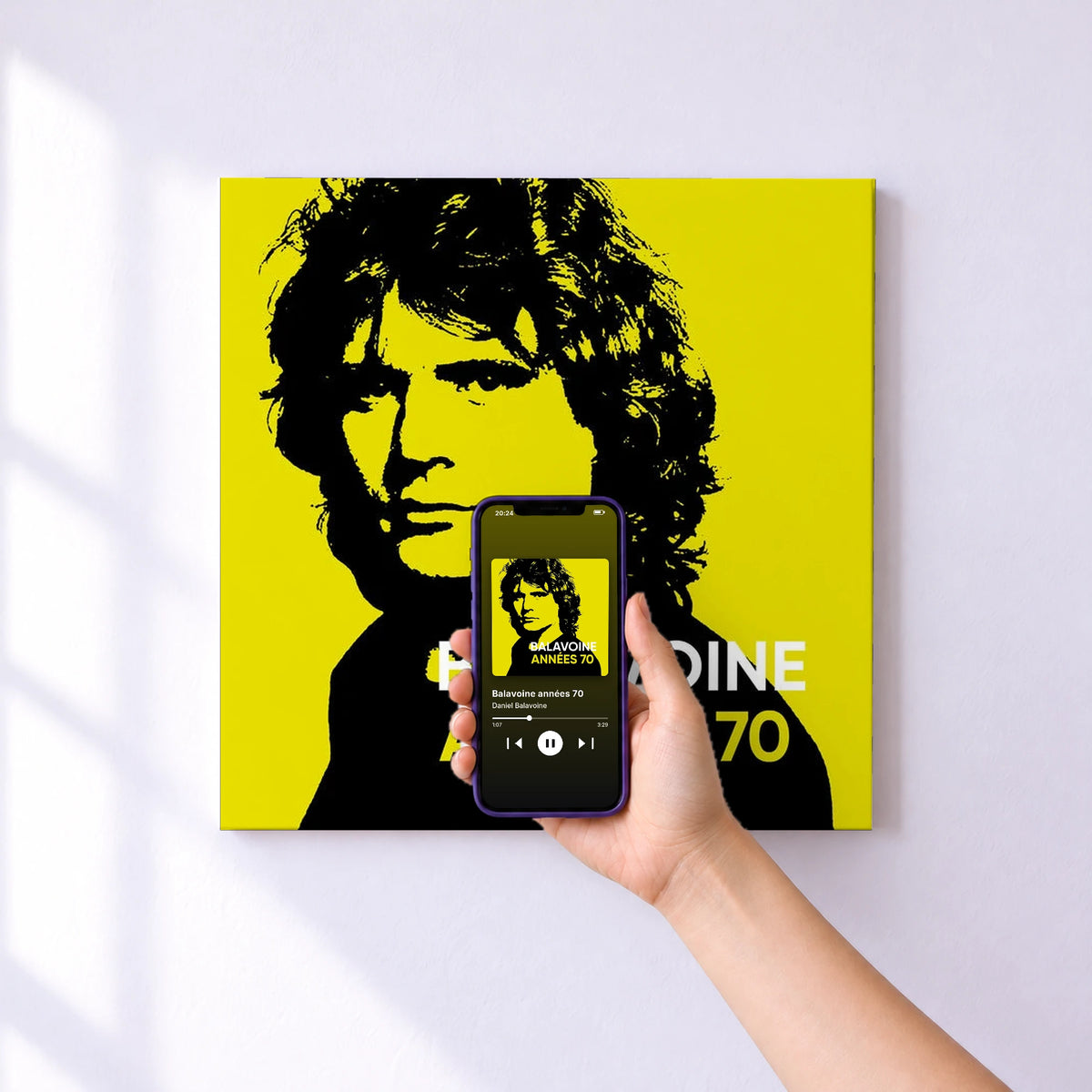 Affiche connectée Balavoine années 70 de Daniel Balavoine au mur : l'album se lance en approchant le téléphone