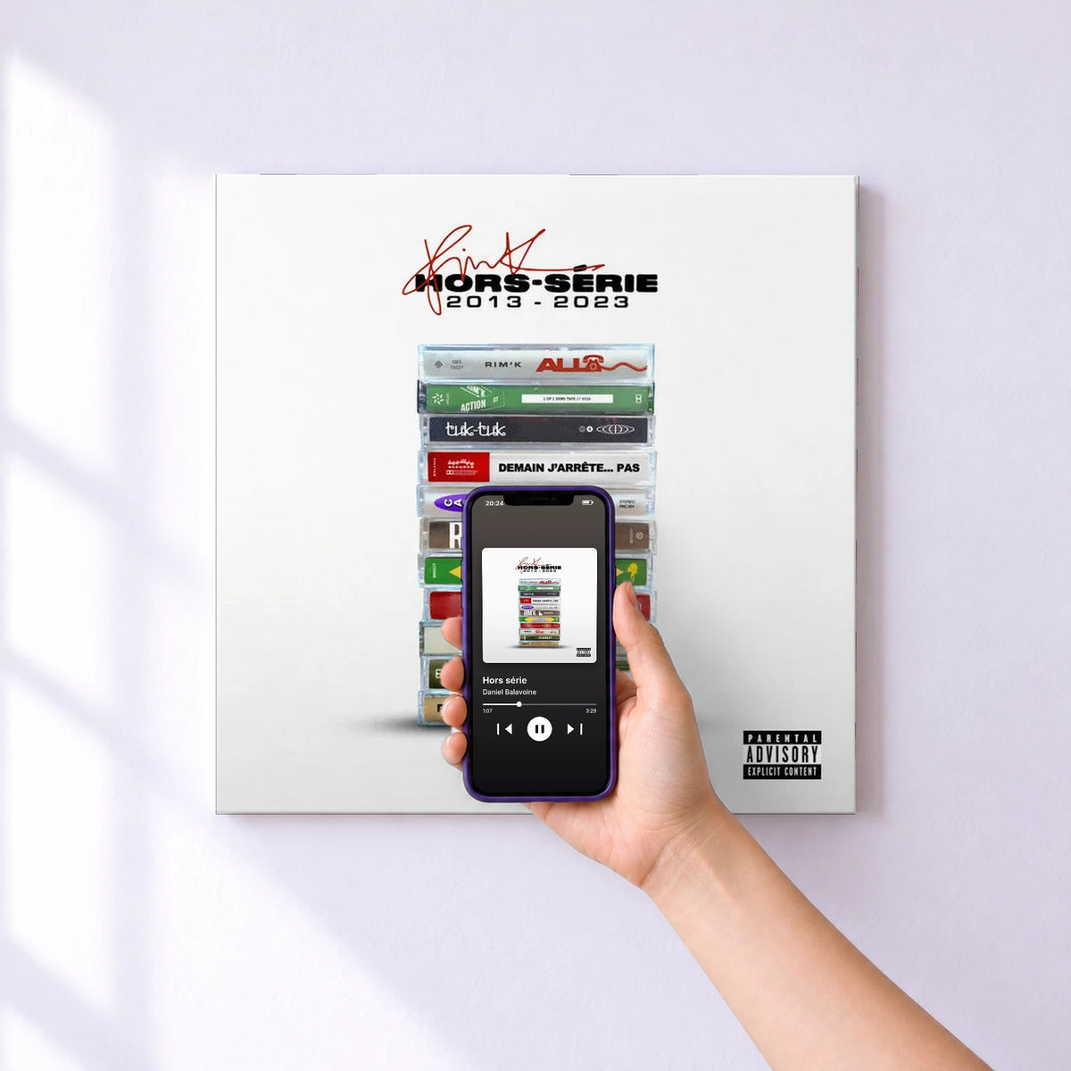 Affiche connectée Hors série de Daniel Balavoine au mur : l'album se lance en approchant le téléphone