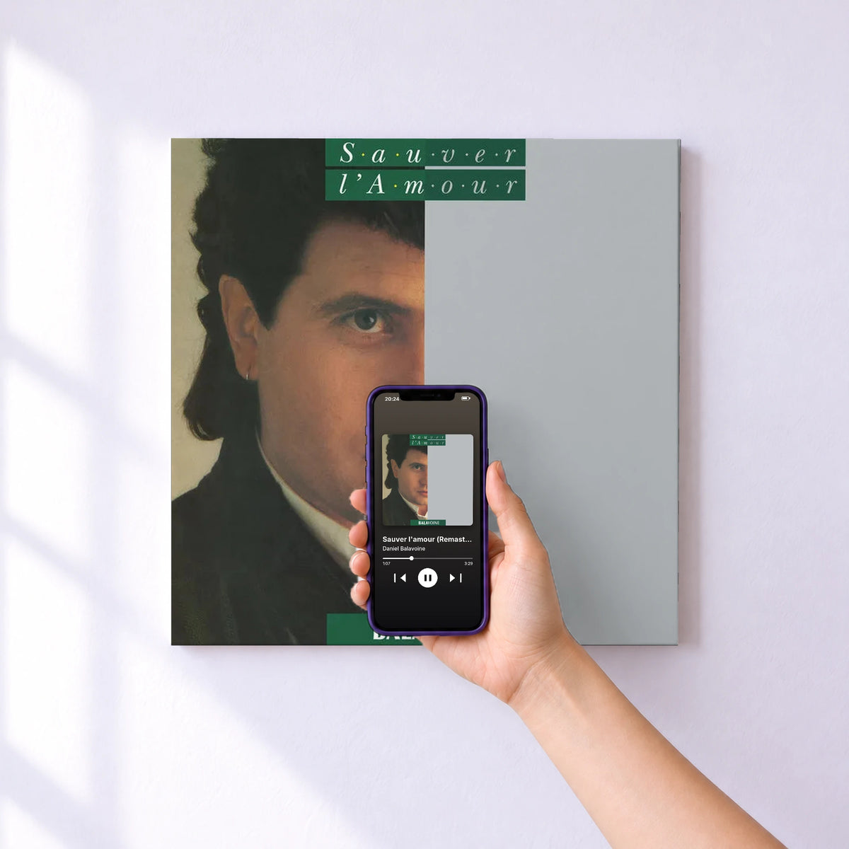 Affiche connectée Sauver l'amour (Remastered) de Daniel Balavoine au mur : l'album se lance en approchant le téléphone