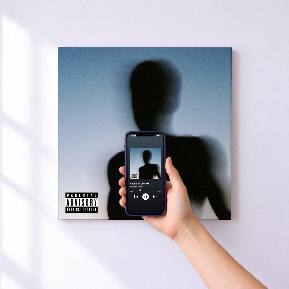 Affiche connectée CASE STUDY 01 de Daniel Caesar au mur : l'album se lance en approchant le téléphone