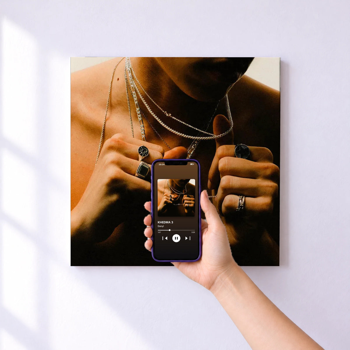 Affiche connectée KHEDMA 3 de Danyl au mur : l'album se lance en approchant le téléphone