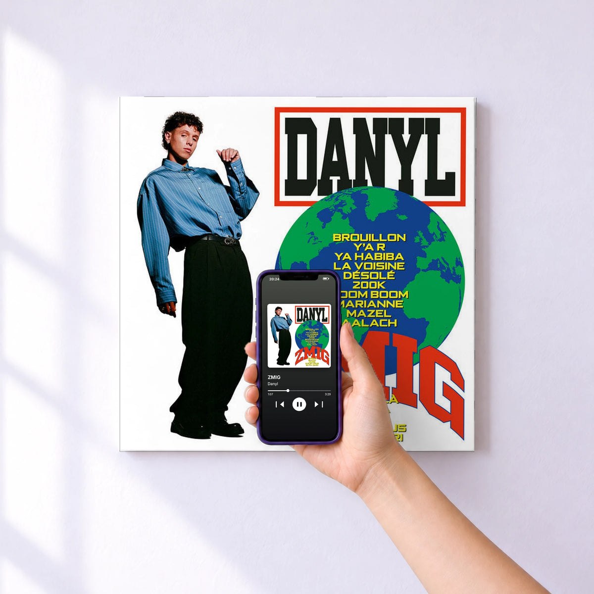 Affiche connectée ZMIG de Danyl au mur : l'album se lance en approchant le téléphone