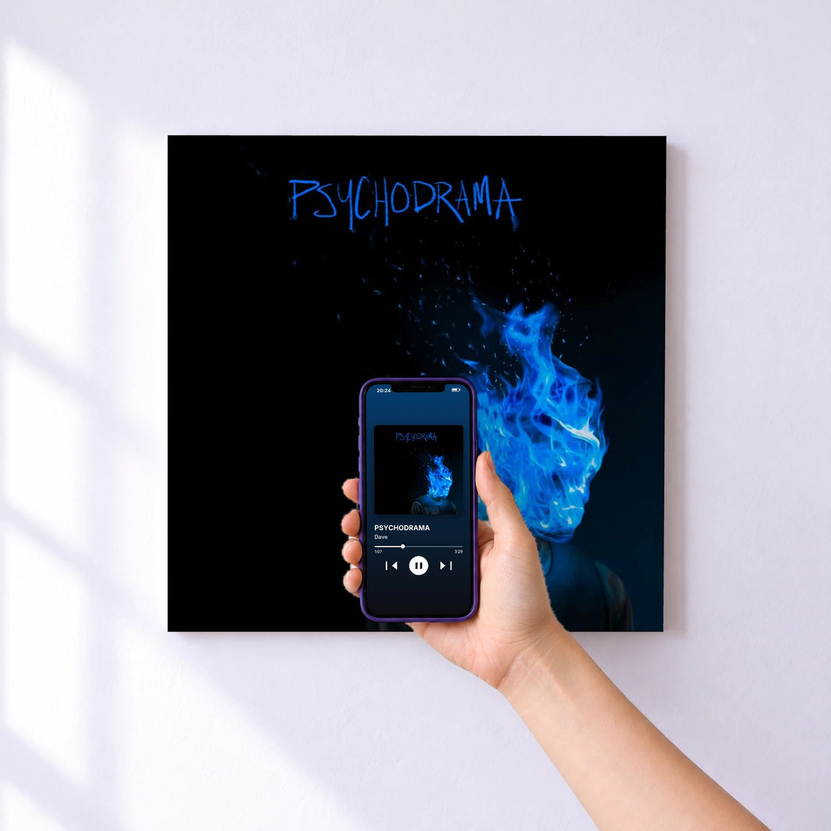 Affiche connectée PSYCHODRAMA de Dave au mur : l'album se lance en approchant le téléphone