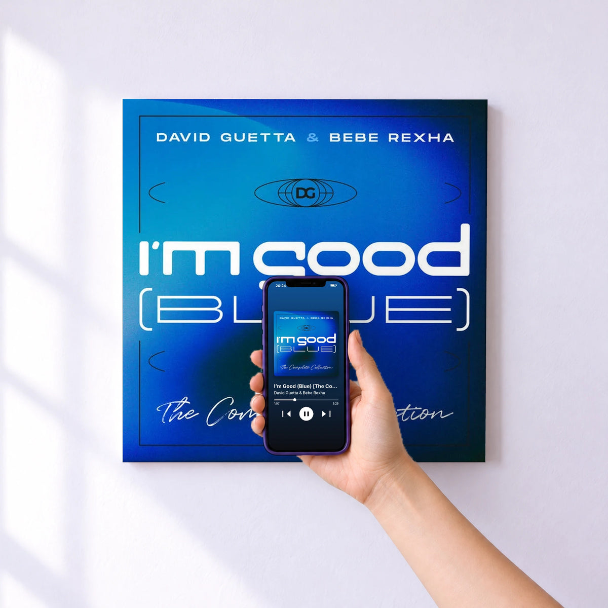Affiche connectée I’m Good (Blue) [The Complete Collection] de David Guetta & Bebe Rexha au mur : l'album se lance en approchant le téléphone