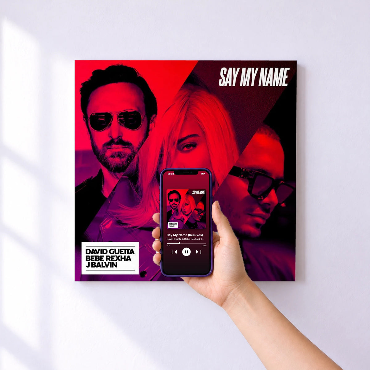 Affiche connectée Say My Name (Remixes) de David Guetta & Bebe Rexha & J Balvin au mur : l'album se lance en approchant le téléphone