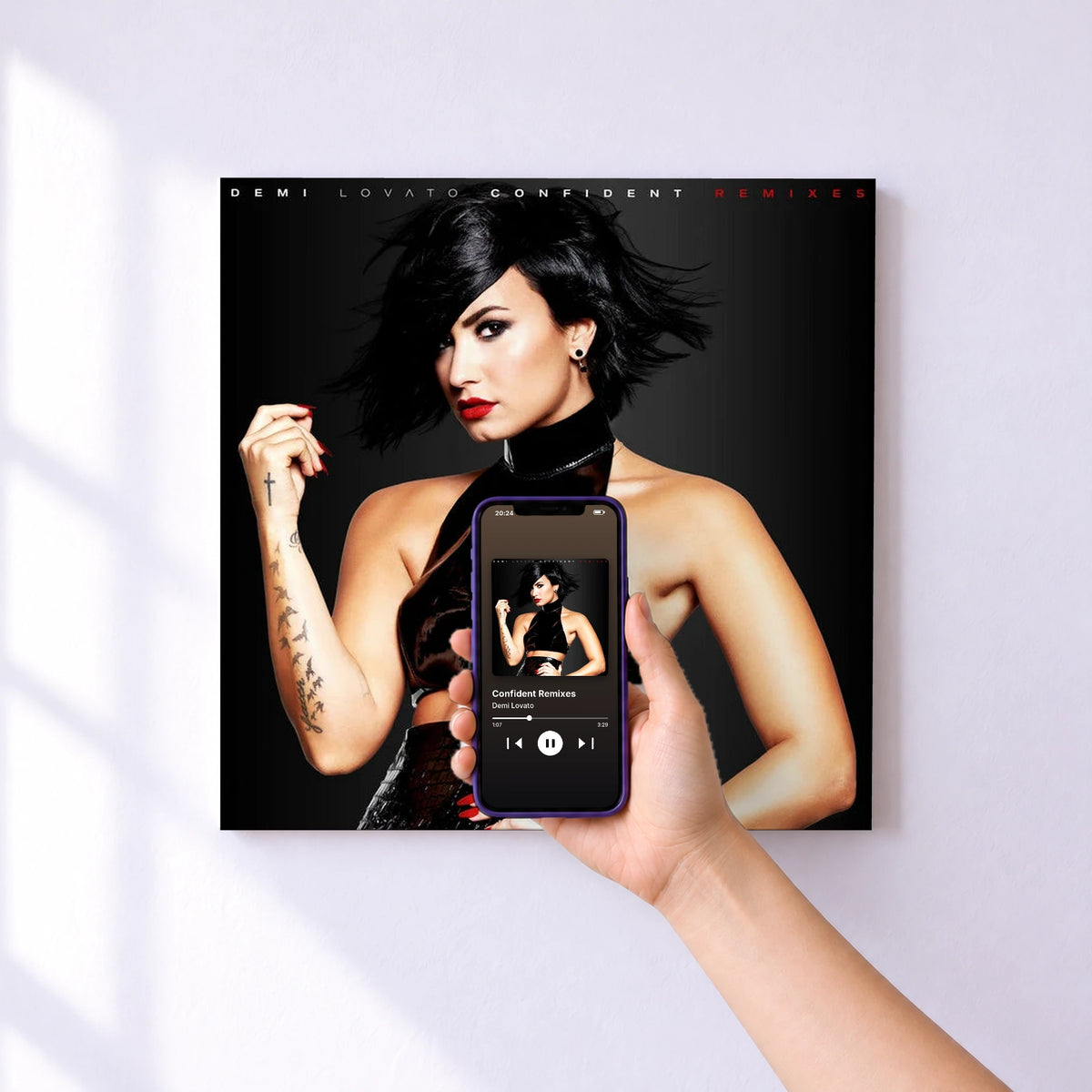 Affiche connectée Confident Remixes de Demi Lovato au mur : l'album se lance en approchant le téléphone