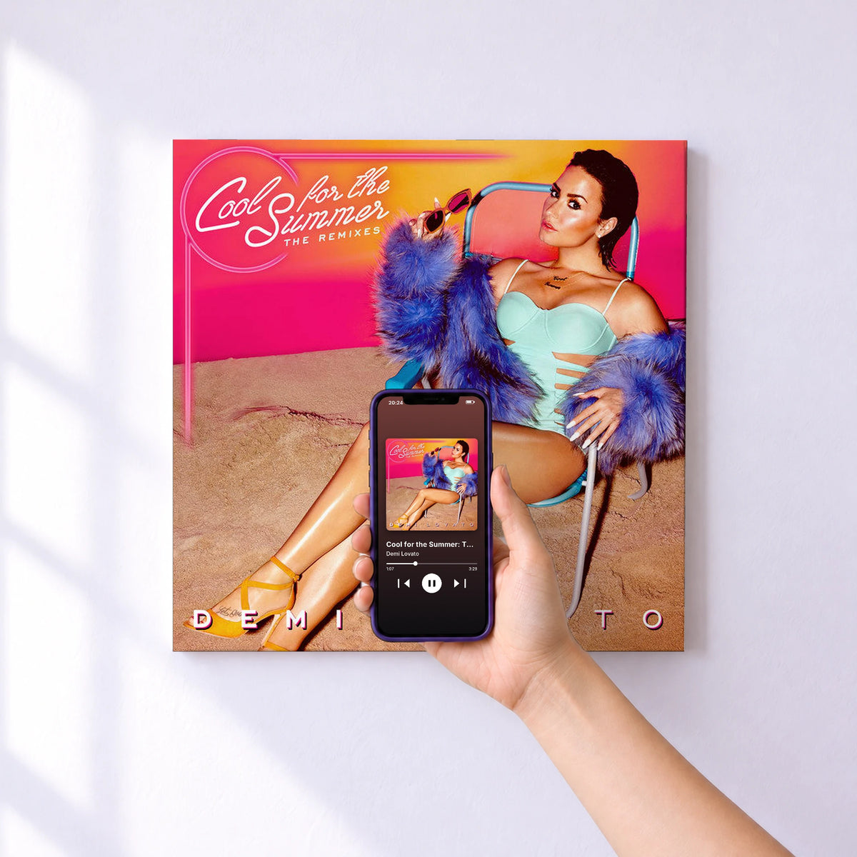 Affiche connectée Cool for the Summer: The Remixes de Demi Lovato au mur : l'album se lance en approchant le téléphone