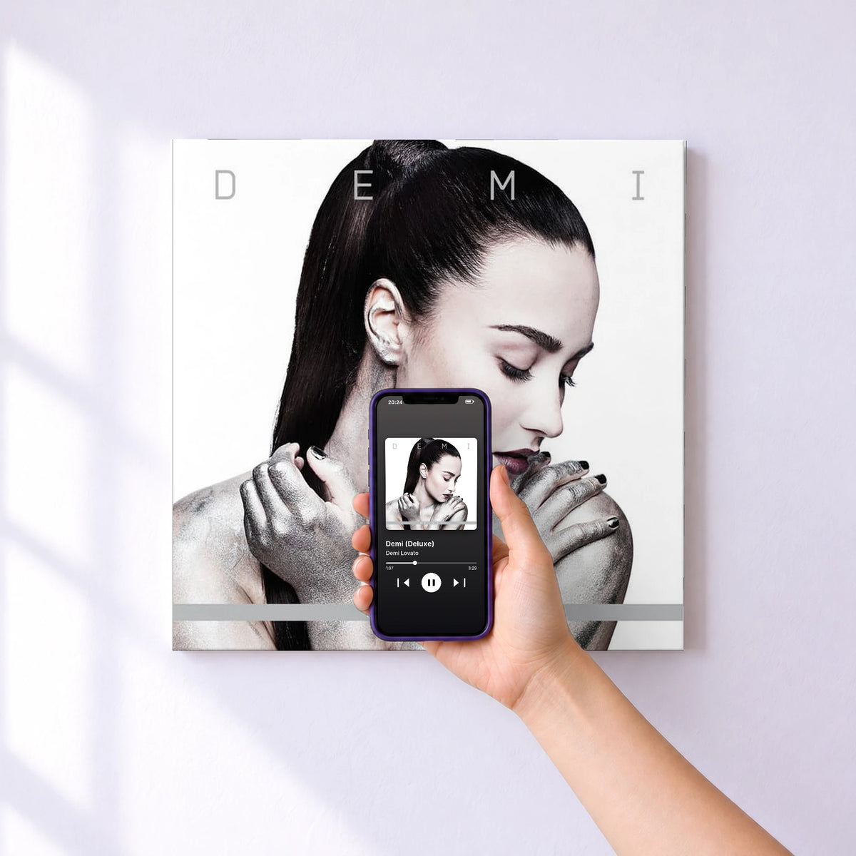 Affiche connectée Demi (Deluxe) de Demi Lovato au mur : l'album se lance en approchant le téléphone
