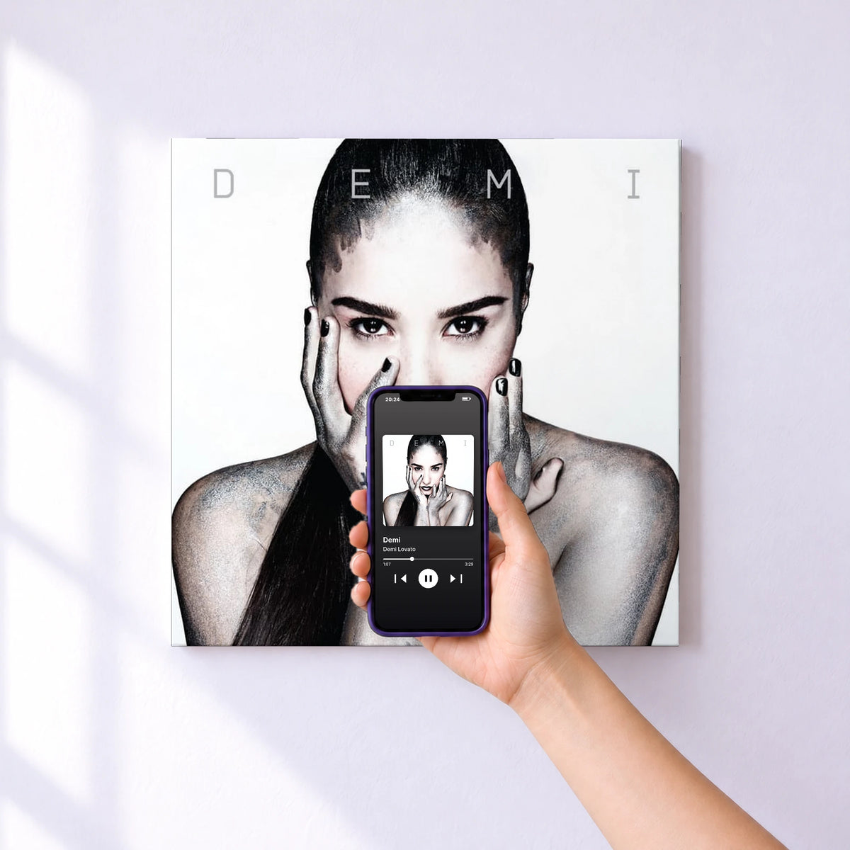 Affiche connectée Demi de Demi Lovato au mur : l'album se lance en approchant le téléphone