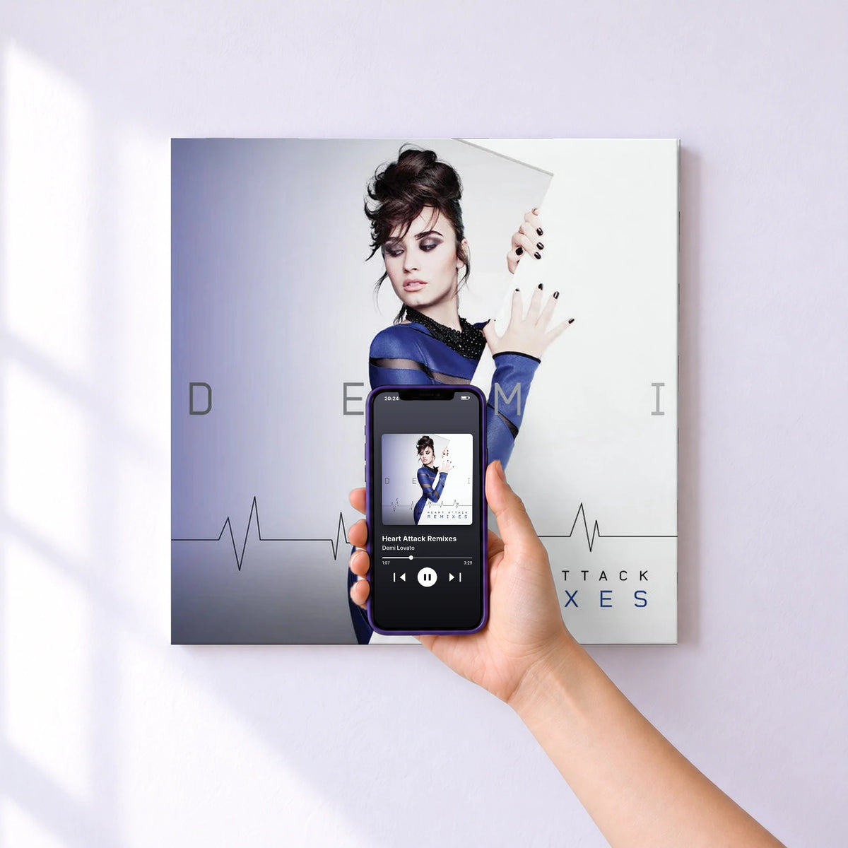 Affiche connectée Heart Attack Remixes de Demi Lovato au mur : l'album se lance en approchant le téléphone