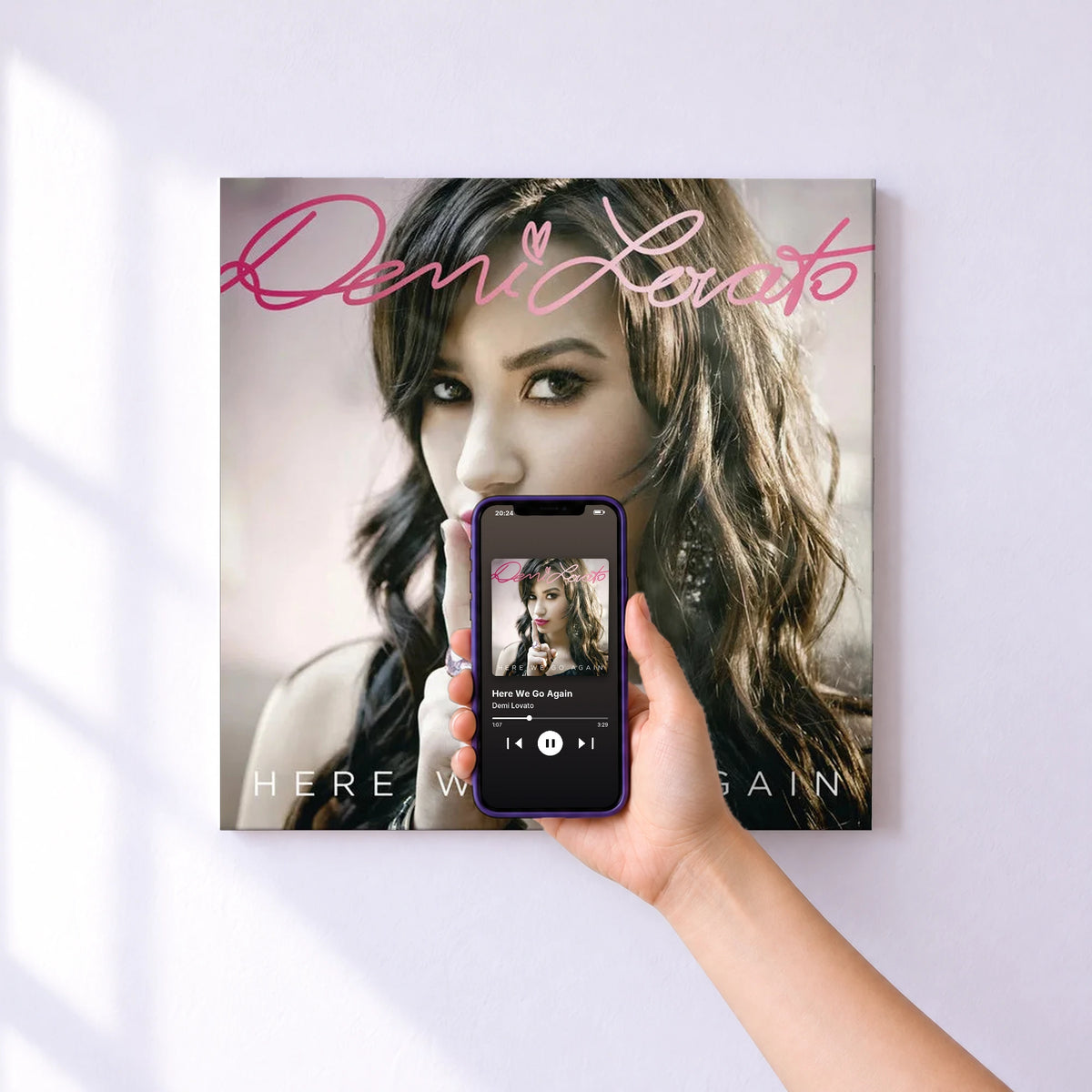 Affiche connectée Here We Go Again de Demi Lovato au mur : l'album se lance en approchant le téléphone