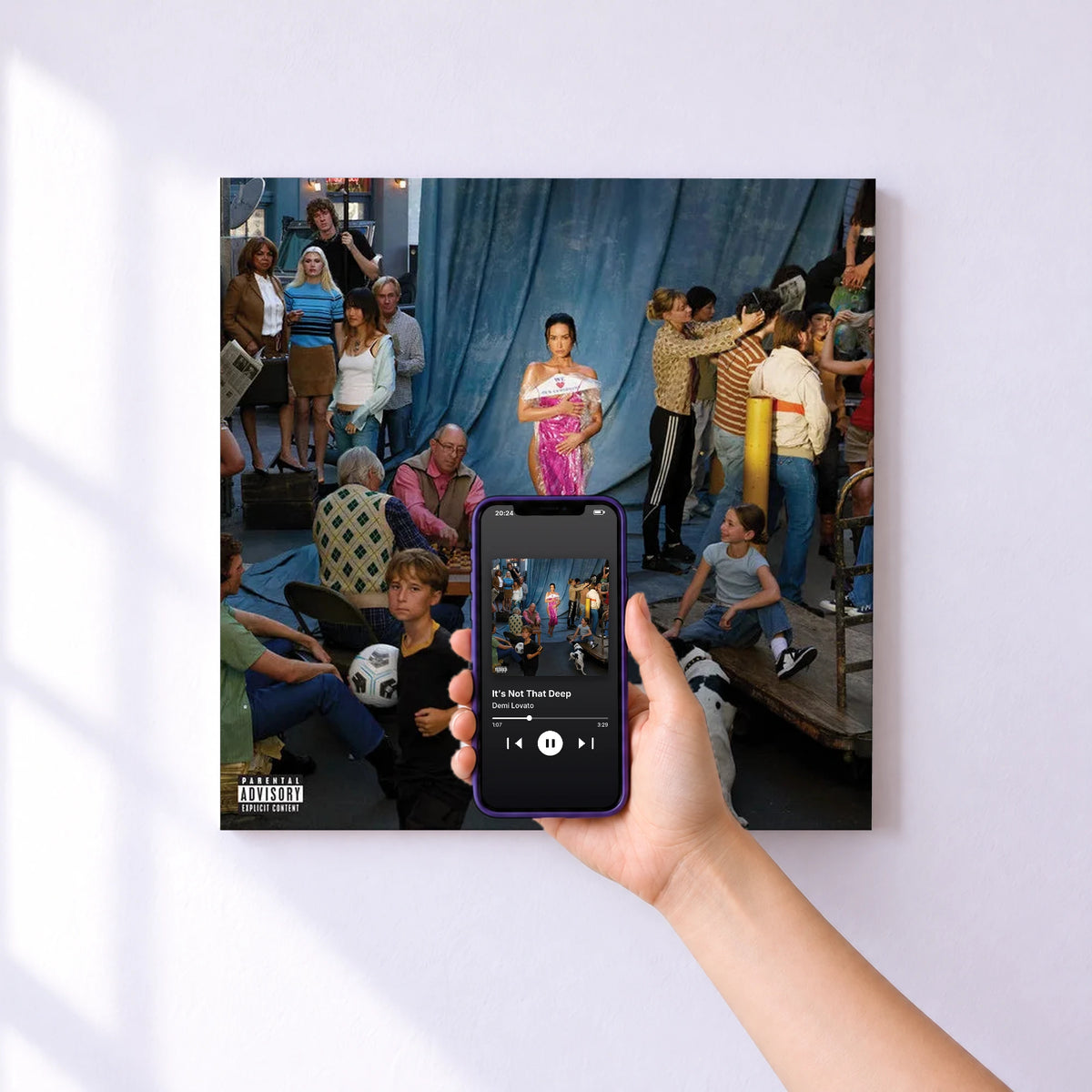 Affiche connectée It’s Not That Deep de Demi Lovato au mur : l'album se lance en approchant le téléphone