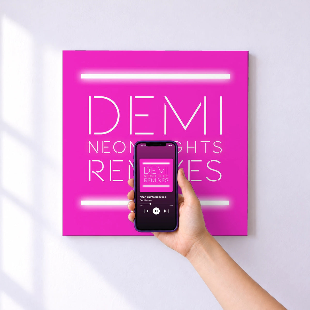 Affiche connectée Neon Lights Remixes de Demi Lovato au mur : l'album se lance en approchant le téléphone