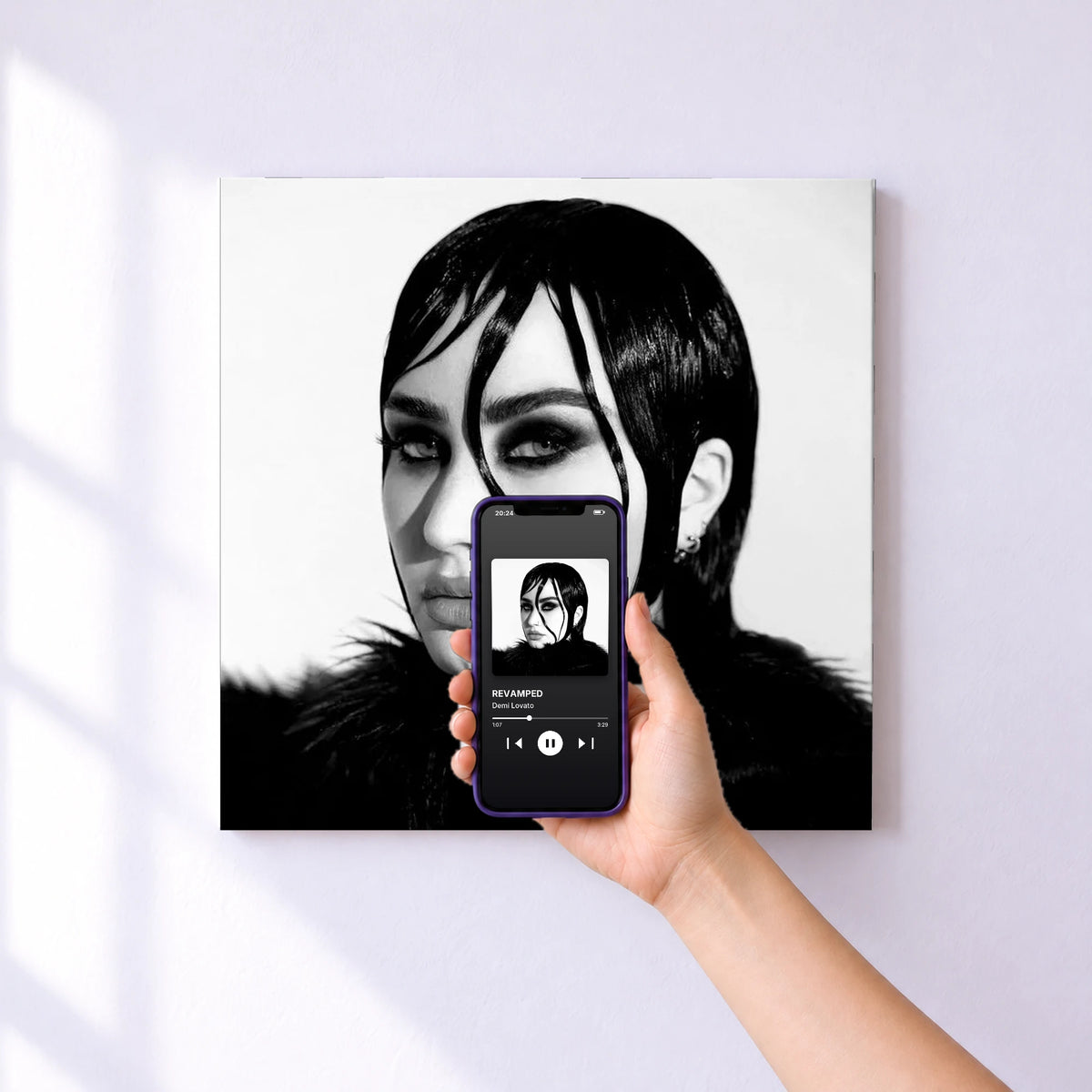 Affiche connectée REVAMPED de Demi Lovato au mur : l'album se lance en approchant le téléphone