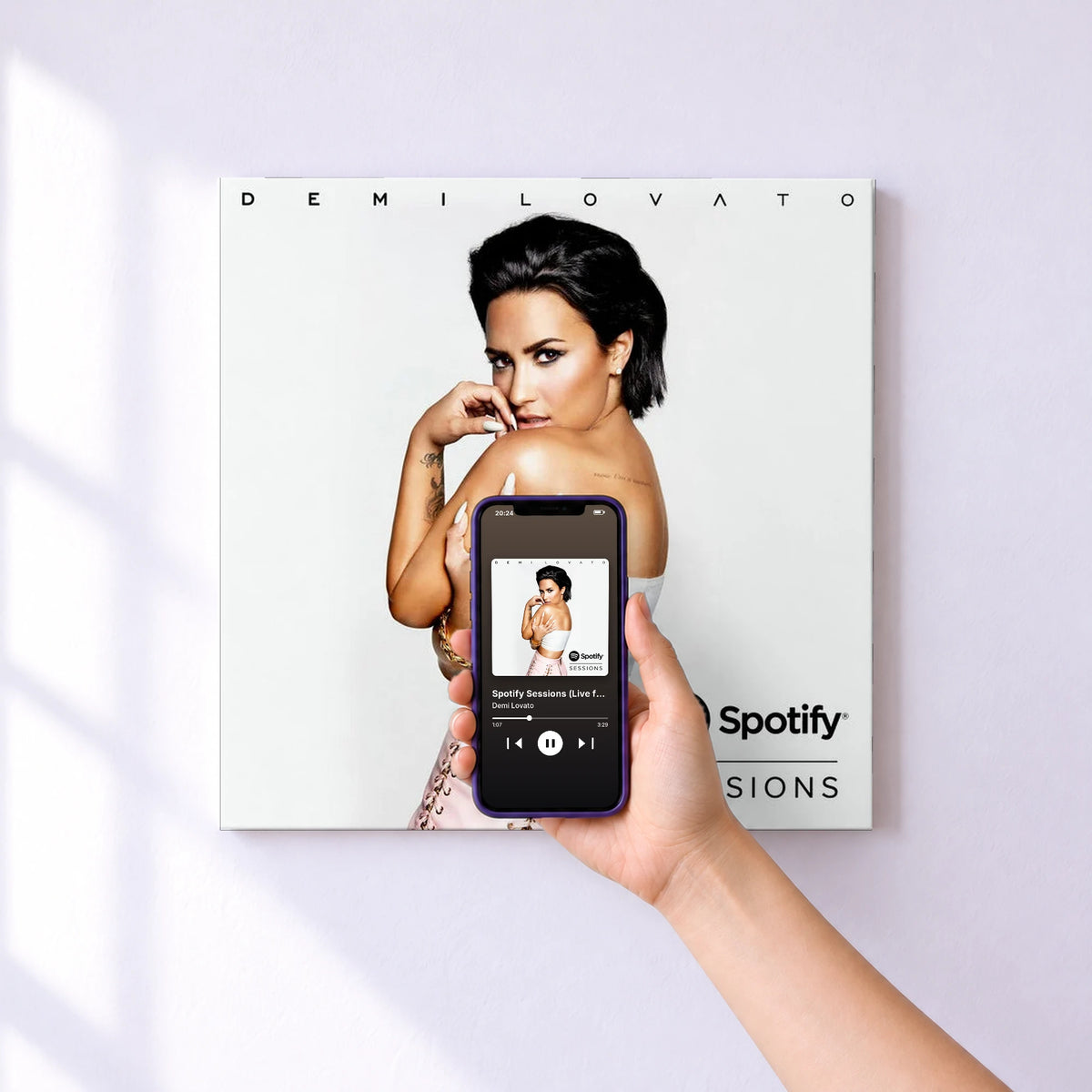 Affiche connectée Spotify Sessions (Live from Spotify NYC) de Demi Lovato au mur : l'album se lance en approchant le téléphone