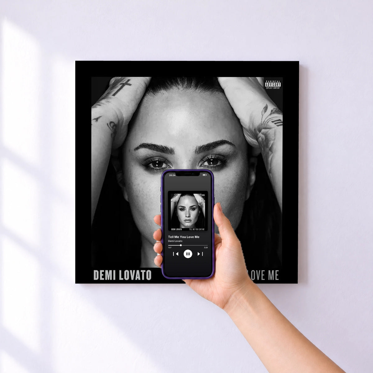 Affiche connectée Tell Me You Love Me de Demi Lovato au mur : l'album se lance en approchant le téléphone