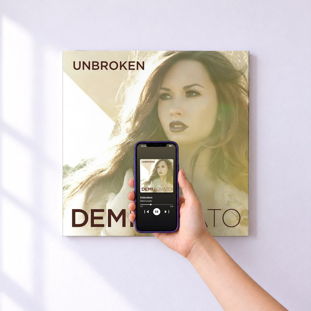 Affiche connectée Unbroken de Demi Lovato au mur : l'album se lance en approchant le téléphone
