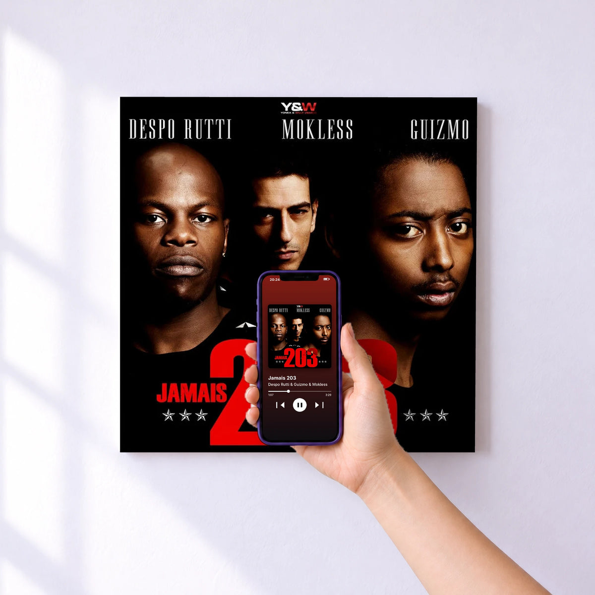 Affiche connectée Jamais 203 de Despo Rutti & Guizmo & Mokless au mur : l'album se lance en approchant le téléphone