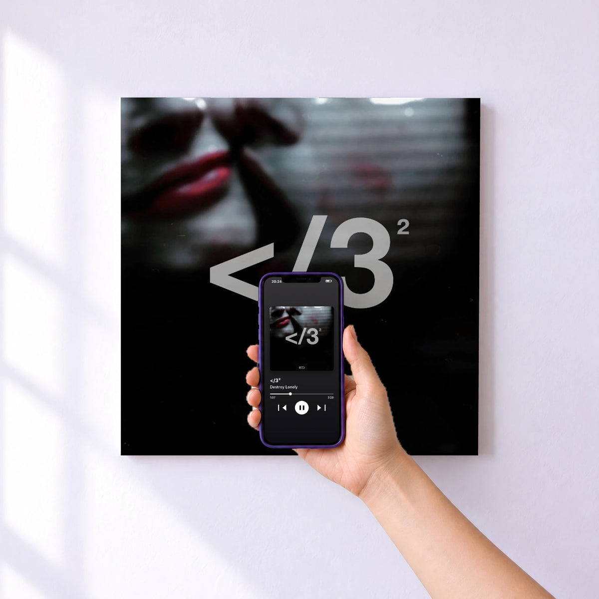Affiche connectée </3² de Destroy Lonely au mur : l'album se lance en approchant le téléphone