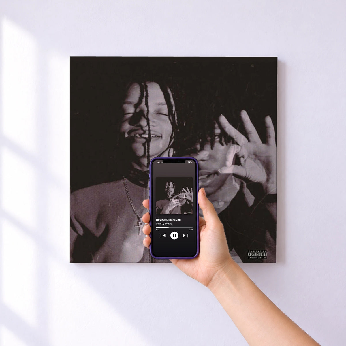 Affiche connectée NezzusDestroyed de Destroy Lonely au mur : l'album se lance en approchant le téléphone
