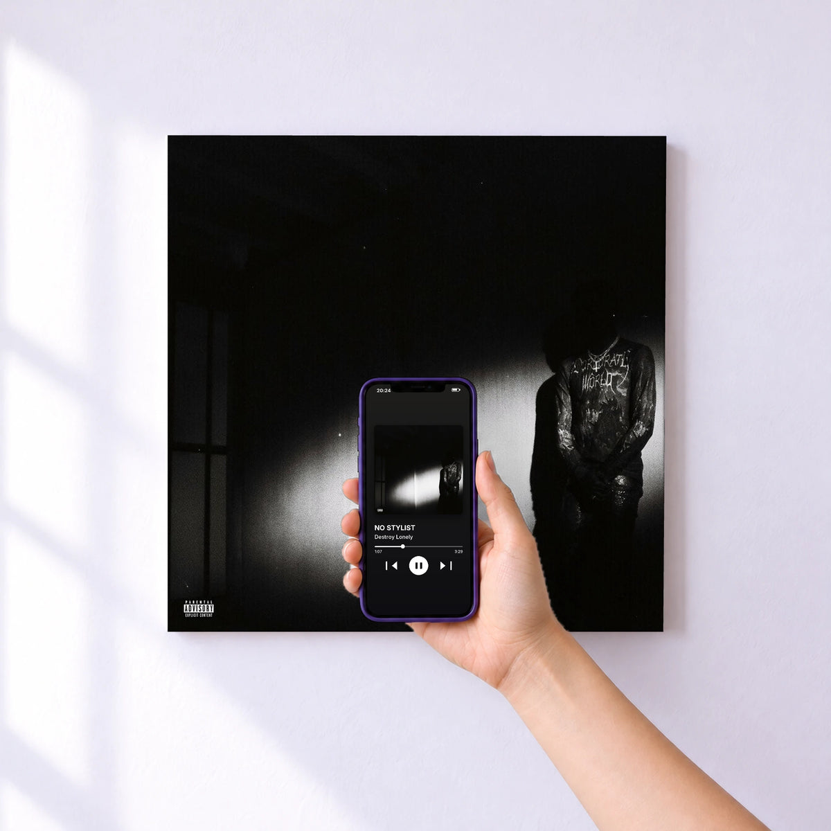 Affiche connectée NO STYLIST de Destroy Lonely au mur : l'album se lance en approchant le téléphone