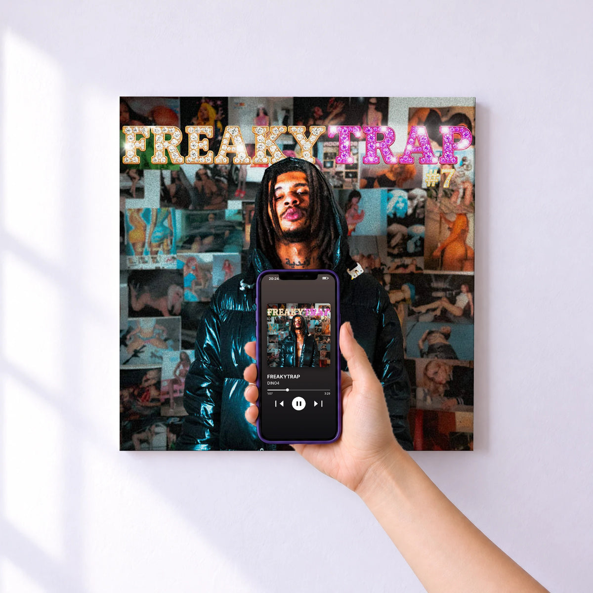 Affiche connectée FREAKYTRAP de DINO4 au mur : l'album se lance en approchant le téléphone