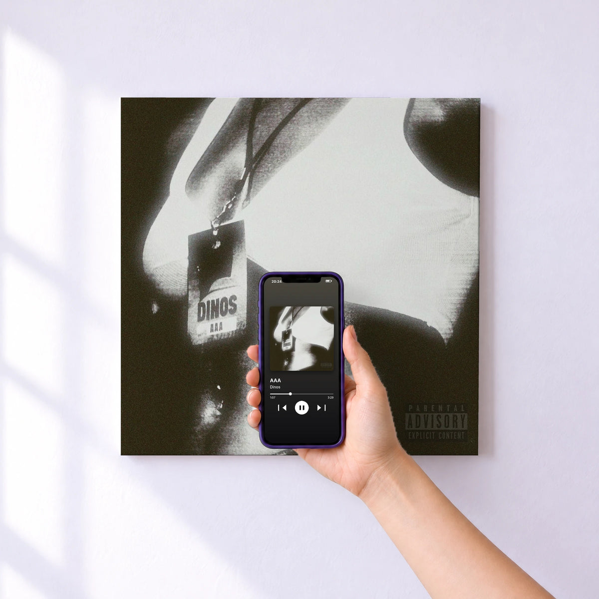 Affiche connectée AAA de Dinos au mur : l'album se lance en approchant le téléphone