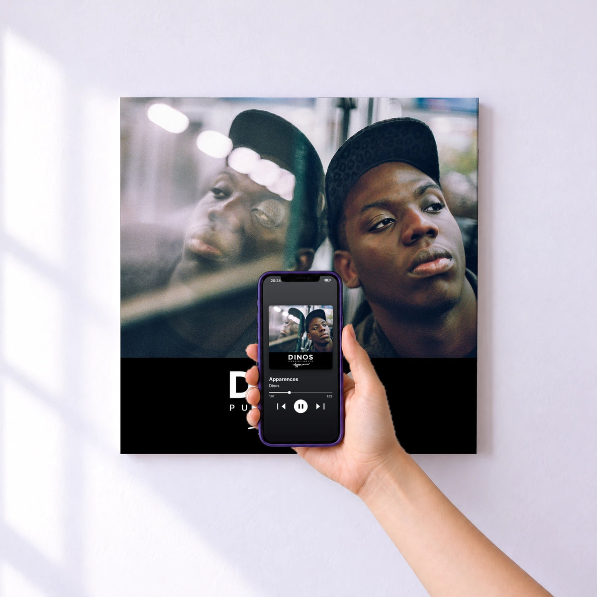 Affiche connectée Apparences de Dinos au mur : l'album se lance en approchant le téléphone
