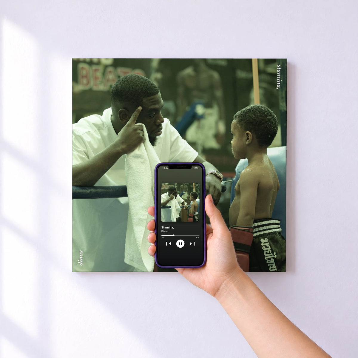 Affiche connectée Stamina, de Dinos au mur : l'album se lance en approchant le téléphone