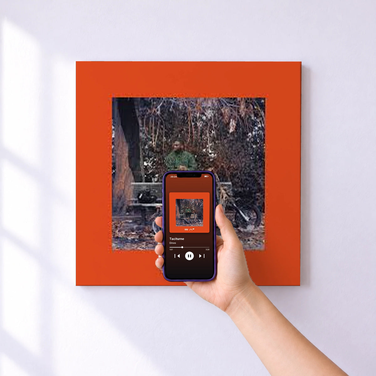 Affiche connectée Taciturne de Dinos au mur : l'album se lance en approchant le téléphone