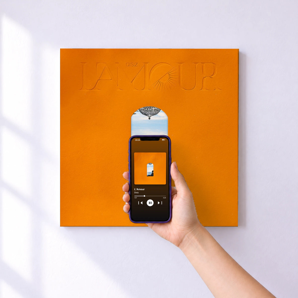 Affiche connectée L'Amour de Disiz au mur : l'album se lance en approchant le téléphone