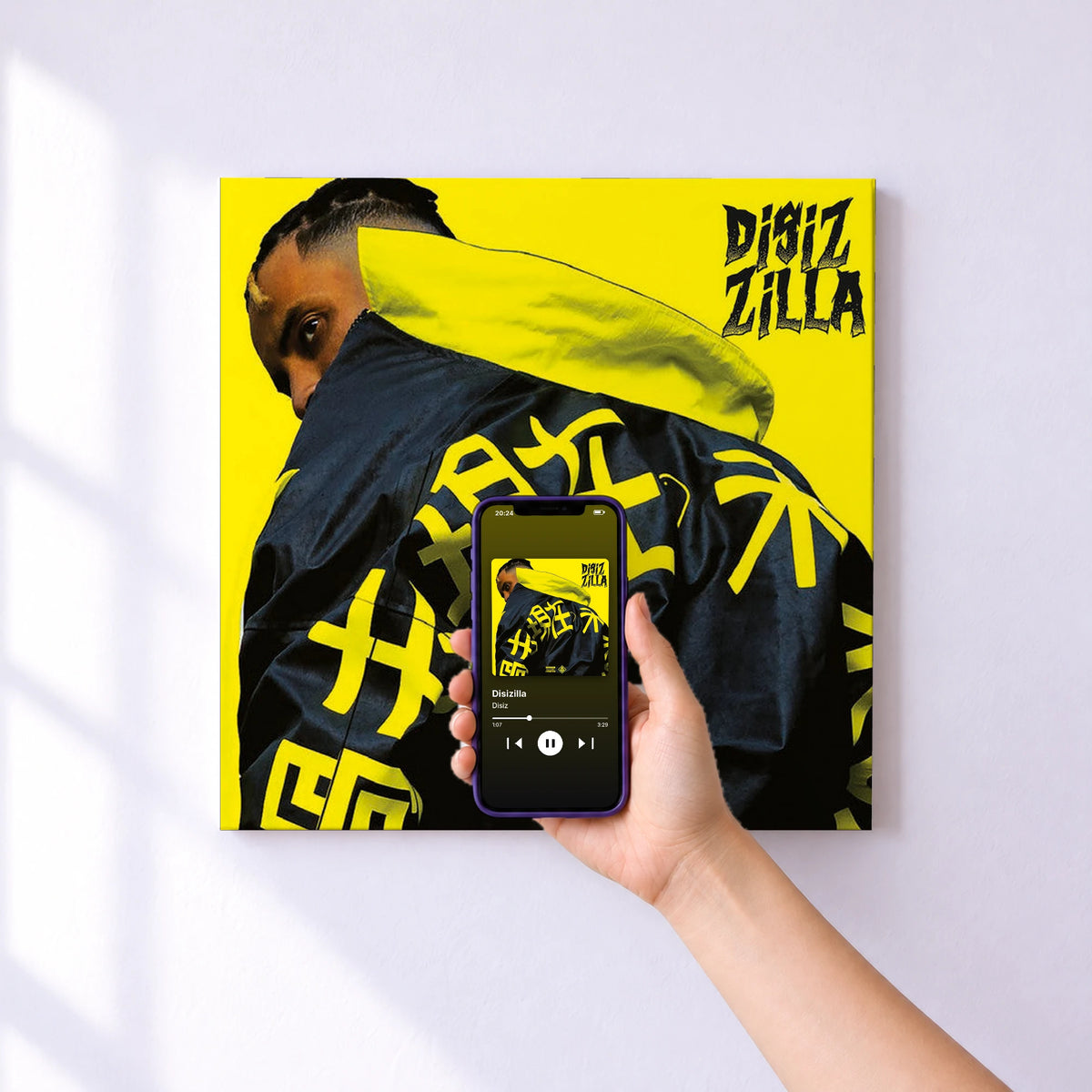 Affiche connectée Disizilla de Disiz au mur : l'album se lance en approchant le téléphone