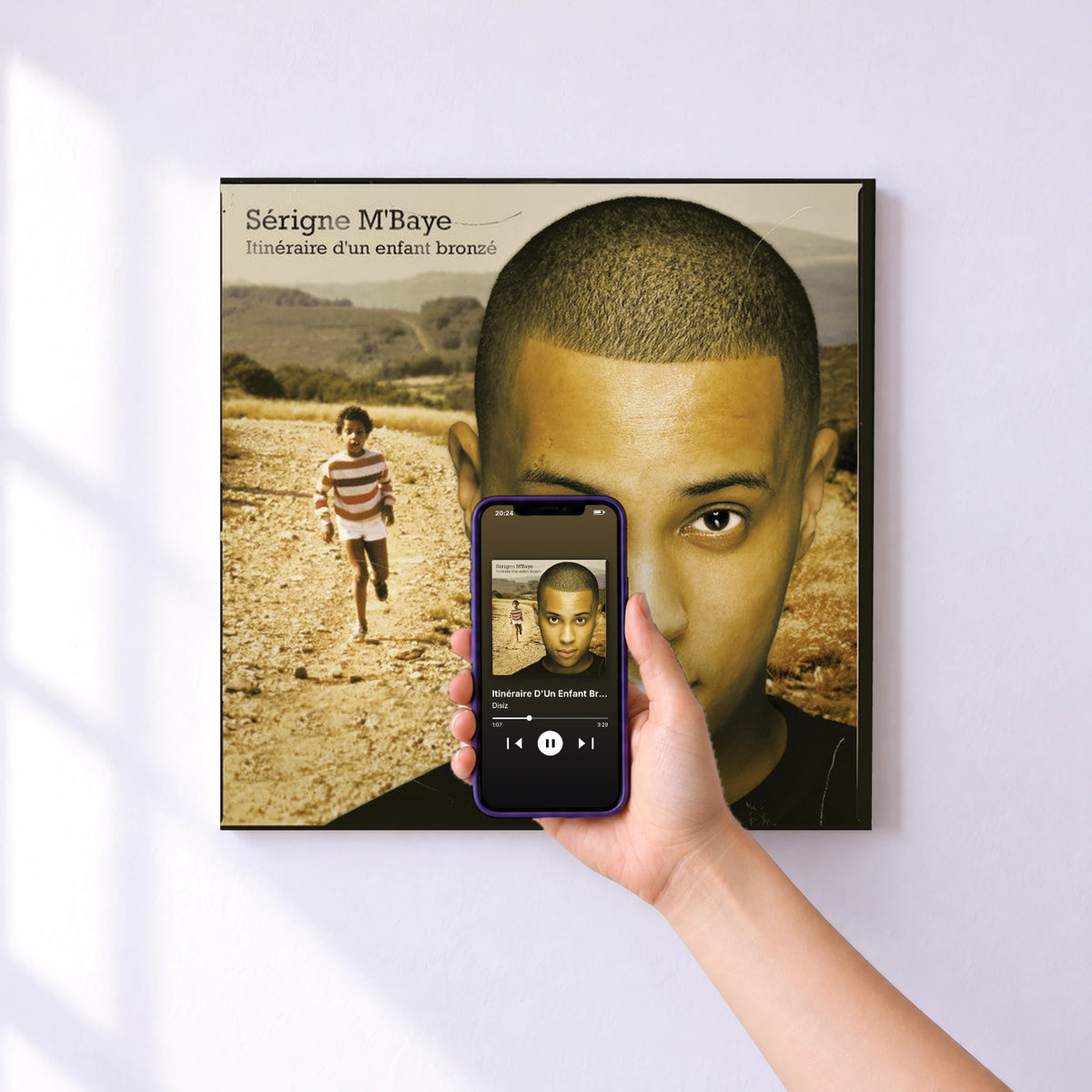 Affiche connectée Itinéraire D'Un Enfant Bronzé de Disiz au mur : l'album se lance en approchant le téléphone