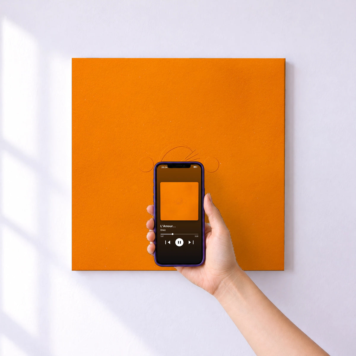 Affiche connectée L'Amour... de Disiz au mur : l'album se lance en approchant le téléphone
