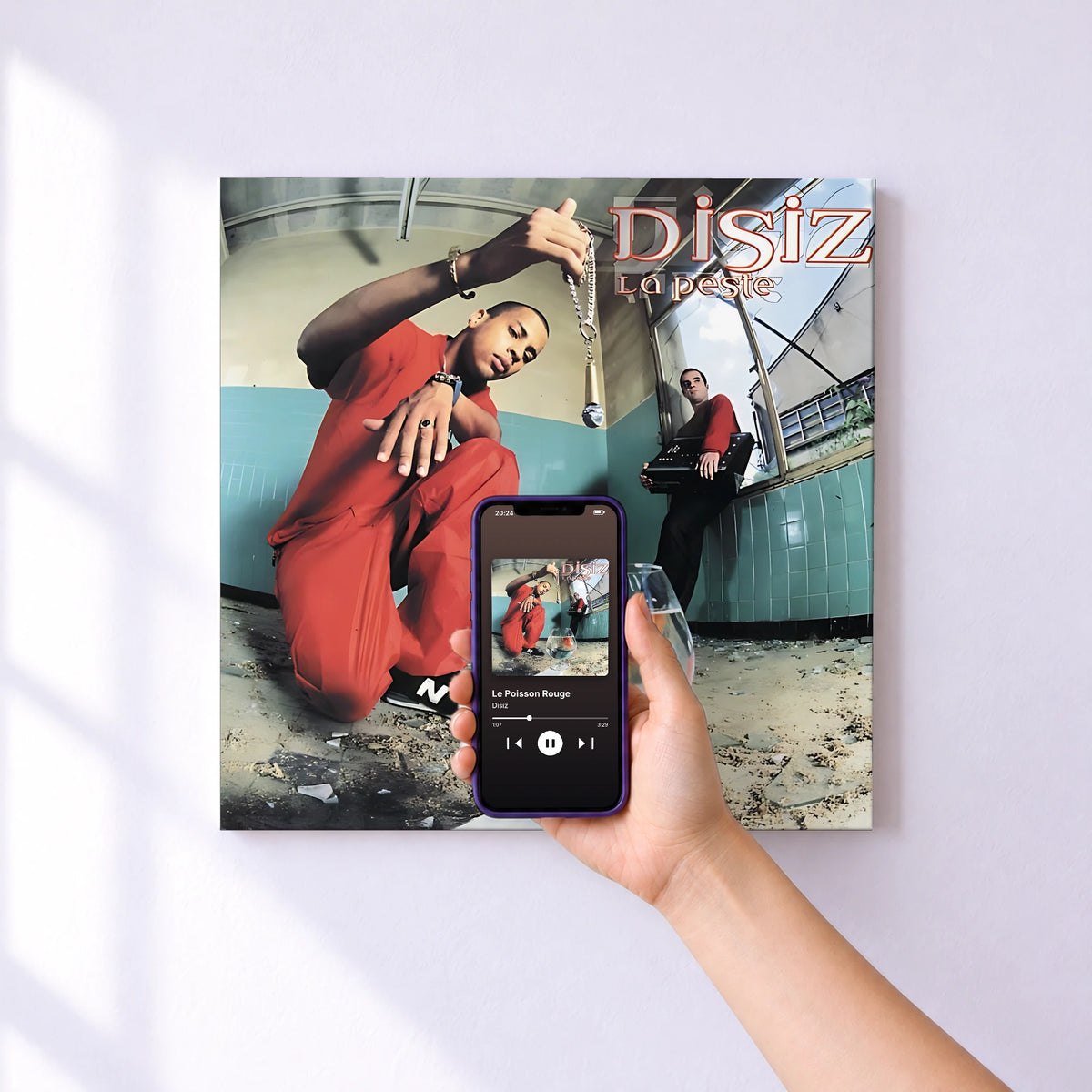 Affiche connectée Le Poisson Rouge de Disiz au mur : l'album se lance en approchant le téléphone