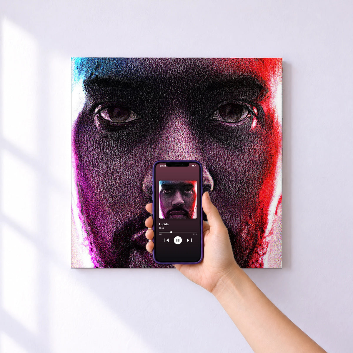 Affiche connectée Lucide de Disiz au mur : l'album se lance en approchant le téléphone