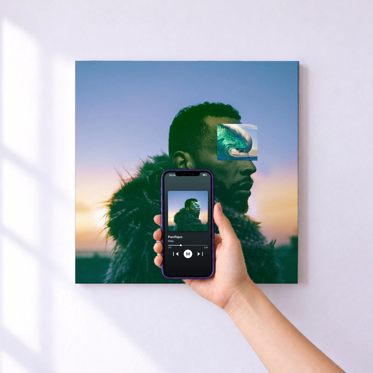 Affiche connectée Pacifique de Disiz au mur : l'album se lance en approchant le téléphone