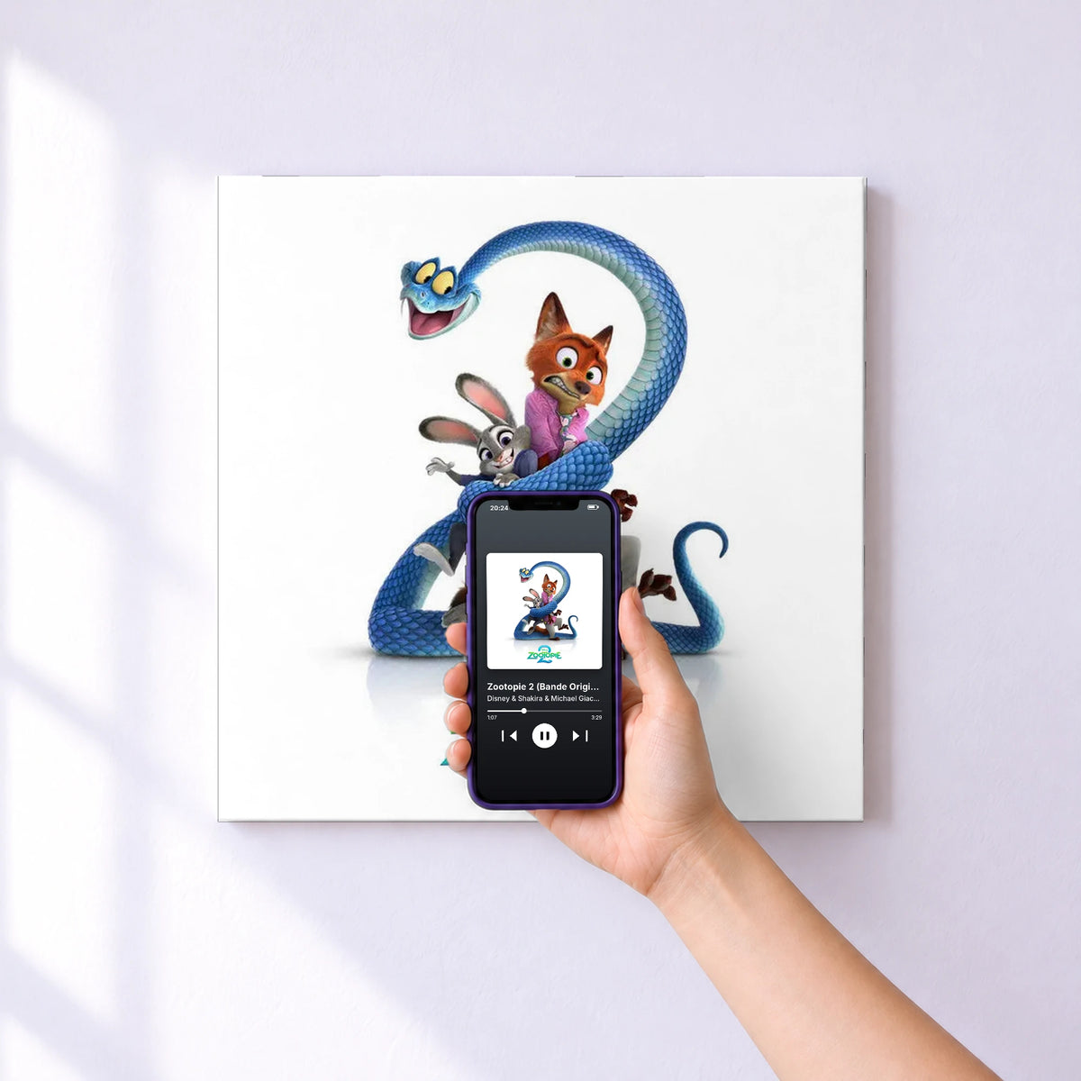 Affiche connectée Zootopie 2 (Bande Originale du Film) de Disney & Shakira & Michael Giacchino au mur : l'album se lance en approchant le téléphone