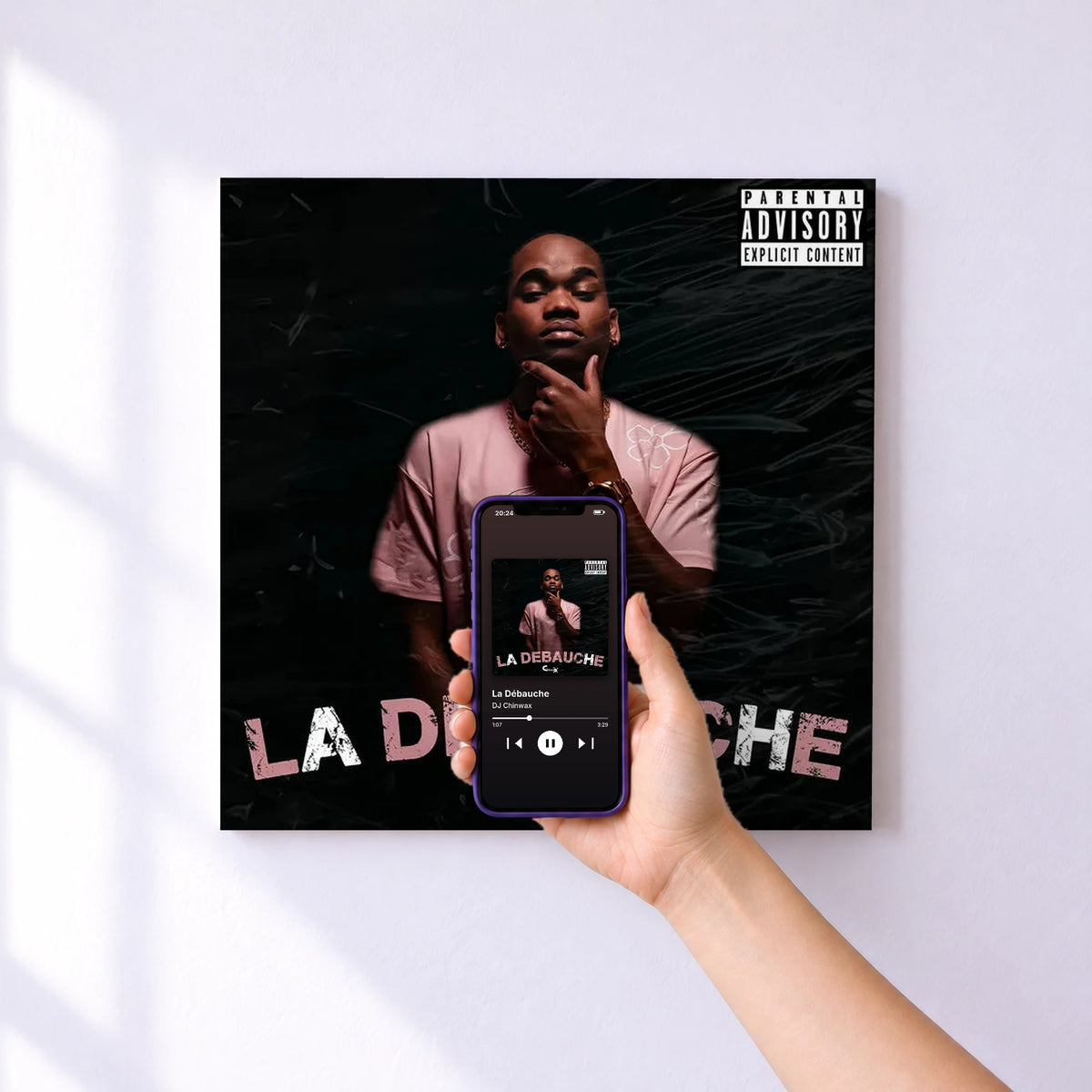 Affiche connectée La Débauche de DJ Chinwax au mur : l'album se lance en approchant le téléphone