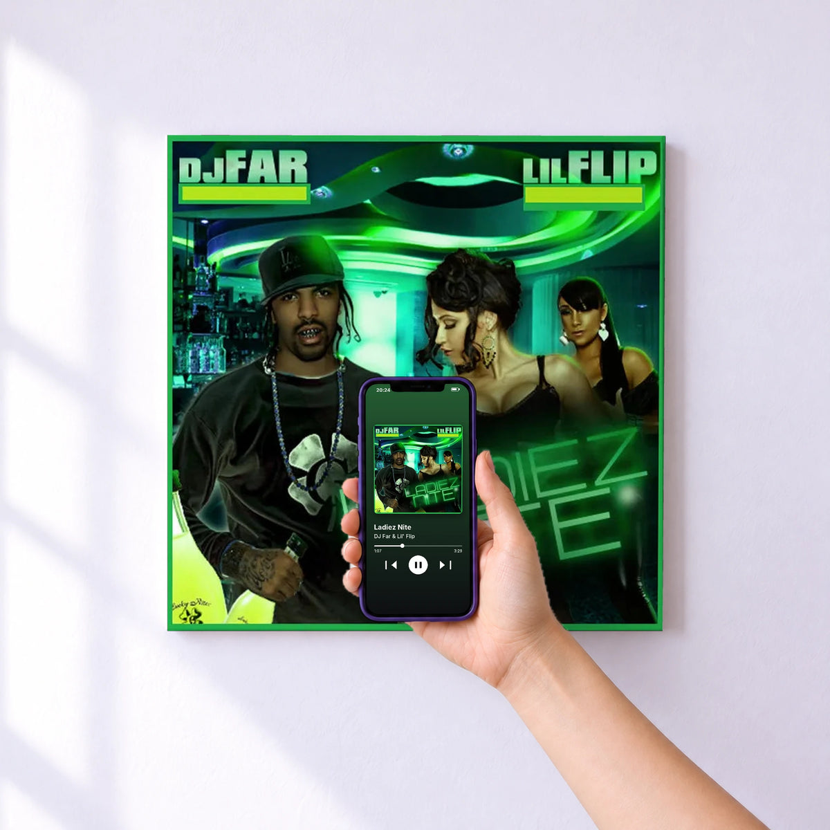 Affiche connectée Ladiez Nite de DJ Far & Lil' Flip au mur : l'album se lance en approchant le téléphone