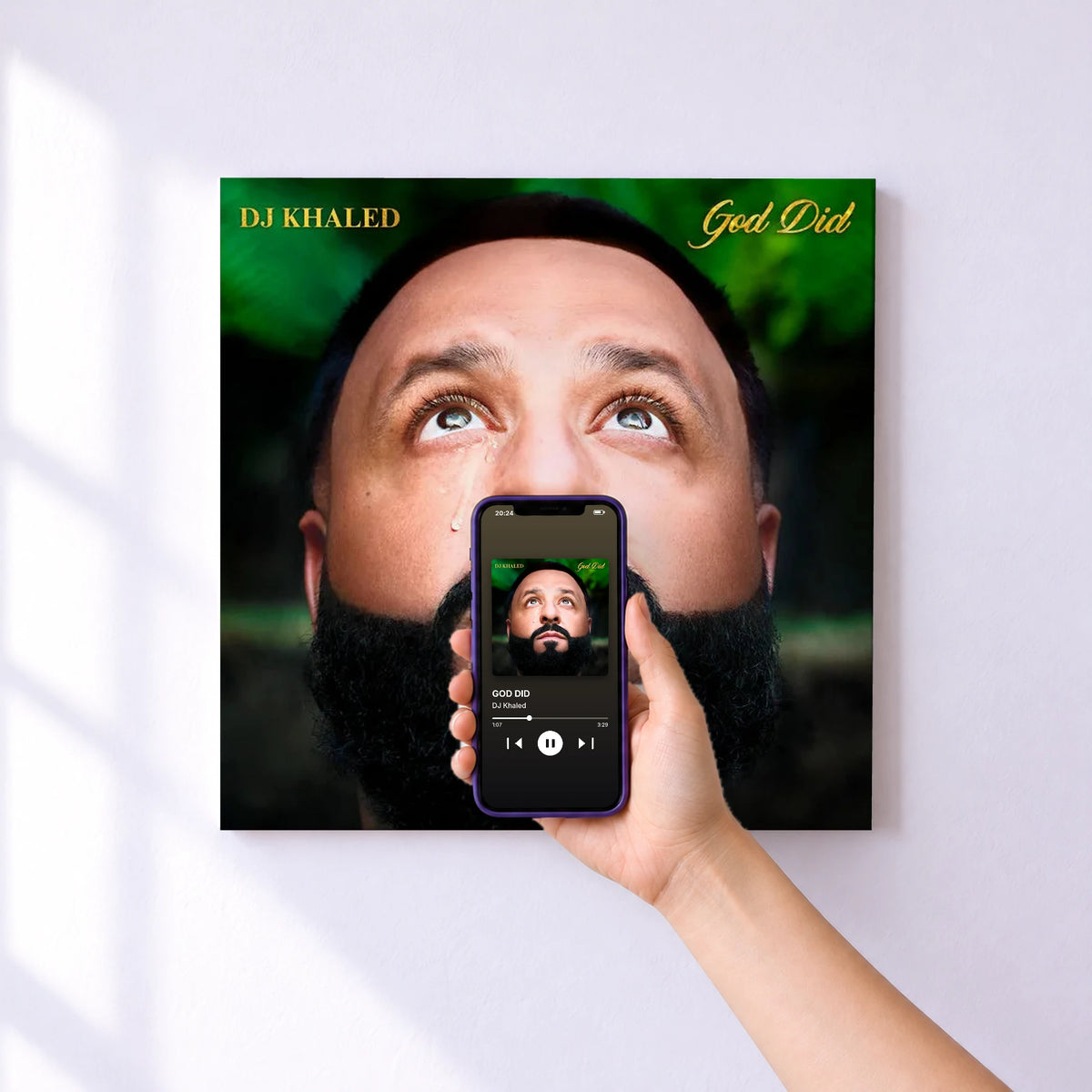 Affiche connectée GOD DID de DJ Khaled au mur : l'album se lance en approchant le téléphone