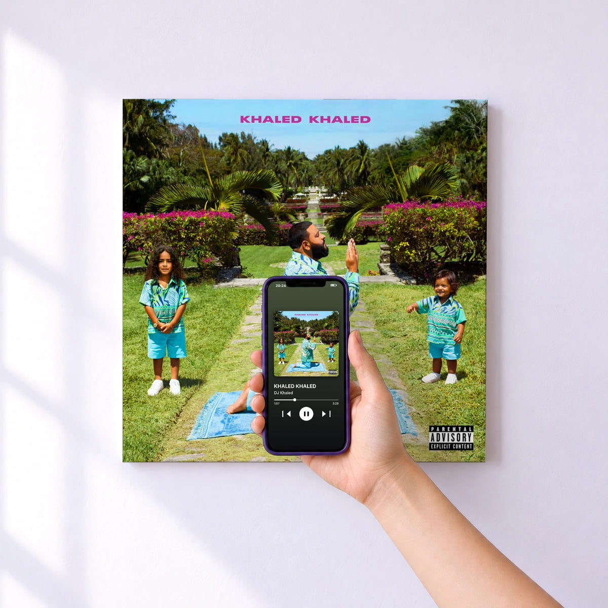 Affiche connectée KHALED KHALED de DJ Khaled au mur : l'album se lance en approchant le téléphone