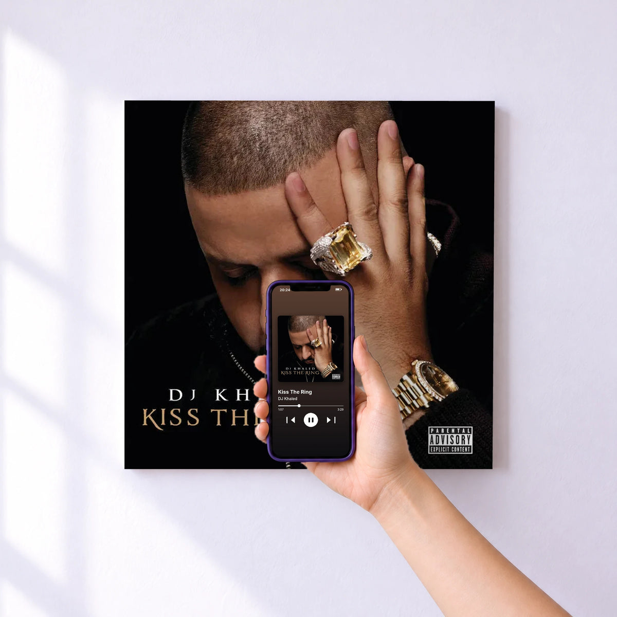 Affiche connectée Kiss The Ring de DJ Khaled au mur : l'album se lance en approchant le téléphone