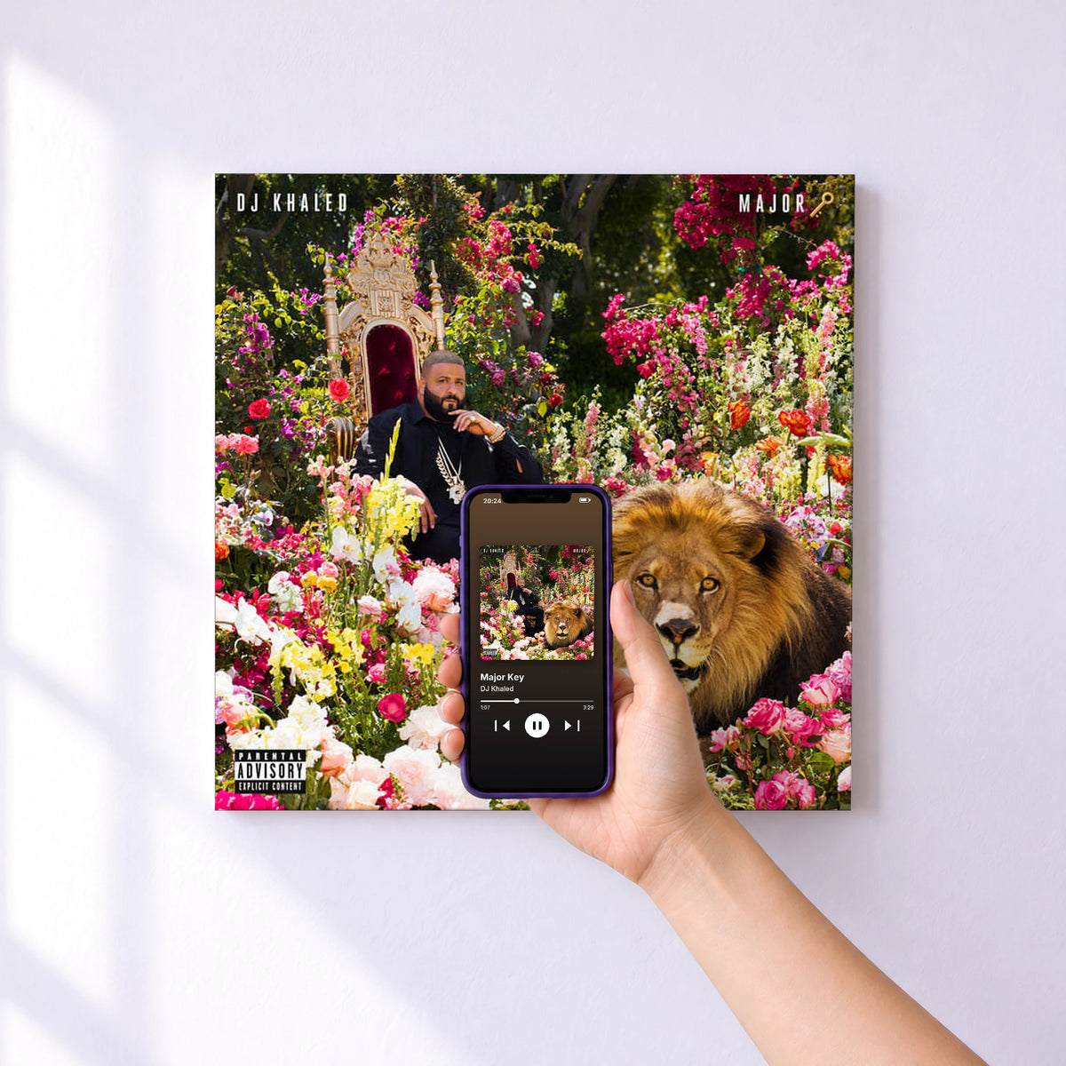 Affiche connectée Major Key de DJ Khaled au mur : l'album se lance en approchant le téléphone